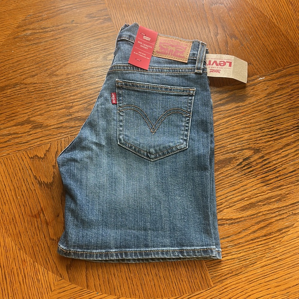 New women’s Levi shorts mid length mid rise size 24 medium denim color
